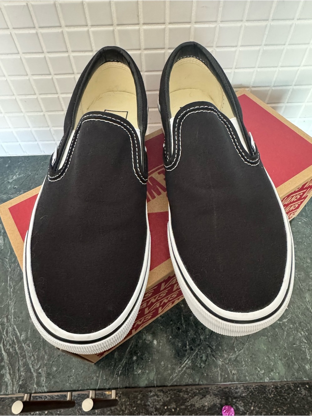 Vans Classic Slip-On unisex Sneakers in Black - Picture 6 of 7